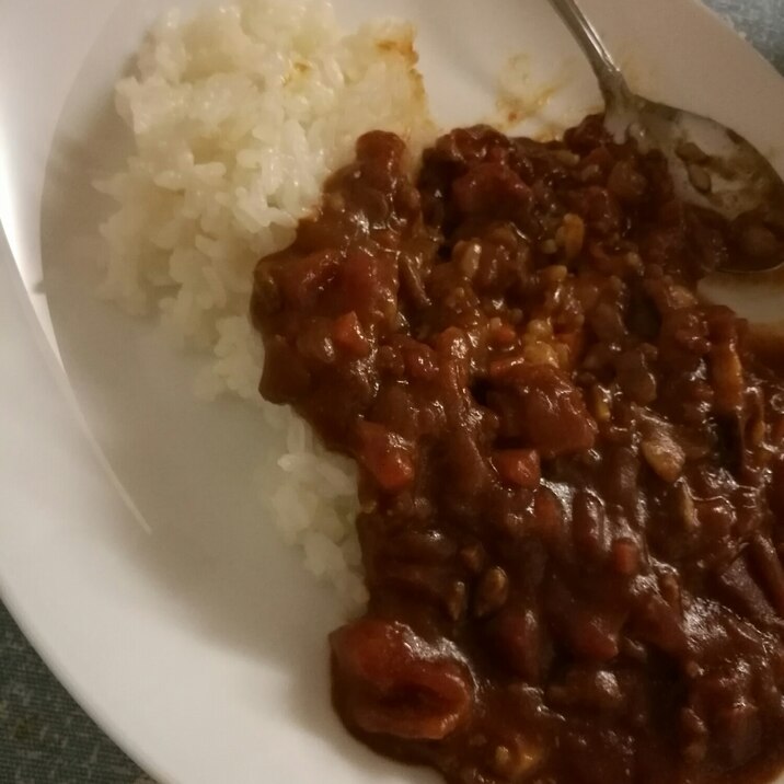 切って煮るだけ。簡単トマトキーマカレー!